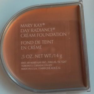 NWOT Mary Kay foundation in delicate beige